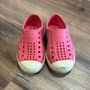 Native Kids Water Shoes in Pink and White